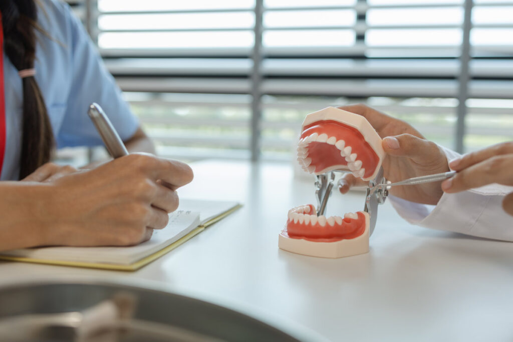 the dentist is explaining to the assistant how she will treat a patient with wisdom teeth, the two dentists discussed the treatment plan for the patient with root canal treatment